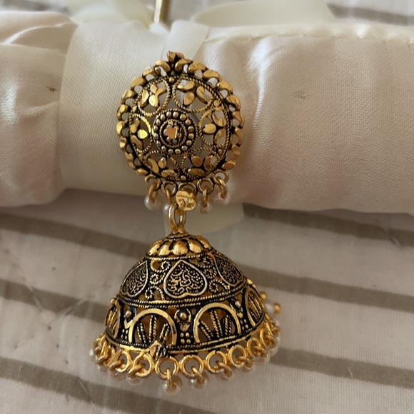 Traditional Indian gold jhumkis - Picture 2 of 5